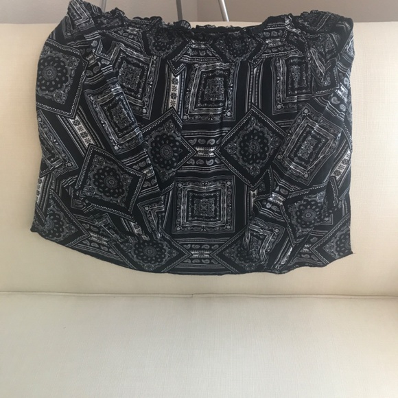 THE HANGER        CROPPED LONG SLEEVE  LARGE - Picture 2 of 2